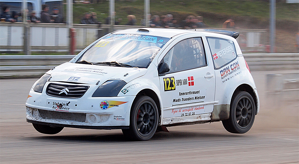 Jan Petersen går til makronerne i DM-fighten for SUPER 1600
(Foto: Åge Keseler Kirketerp)